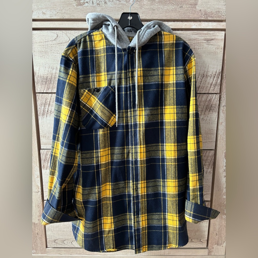 NWOT
Men’s button up hooded flannel